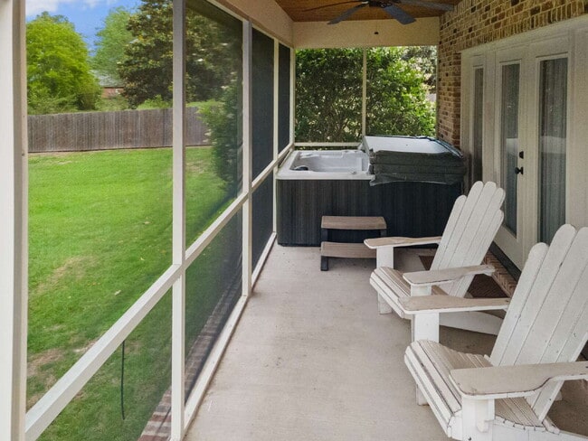 Building Photo - Beautiful Executive style home on an acre