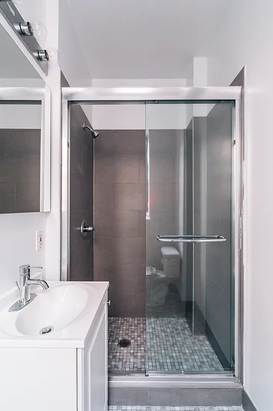 Building Photo - 2 Bank St