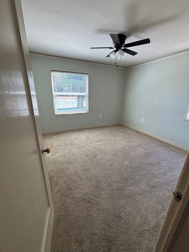 Building Photo - 2 Bedroom 1 Bath Family Home