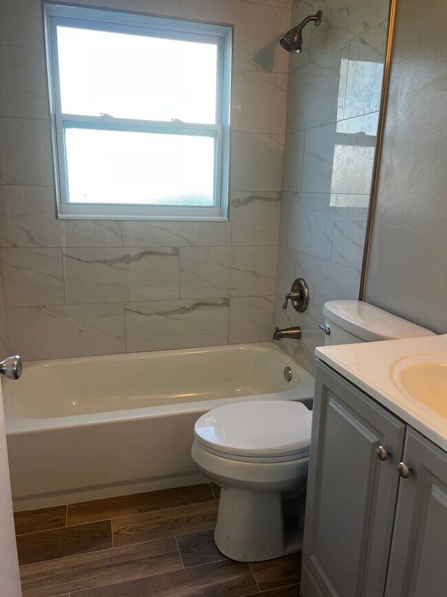 Building Photo - 2BD/1BA/Single carport - Venice