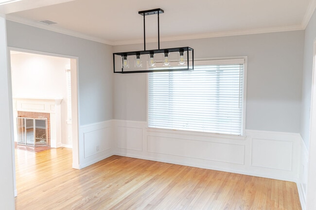 Building Photo - 640 E Valencia Ave