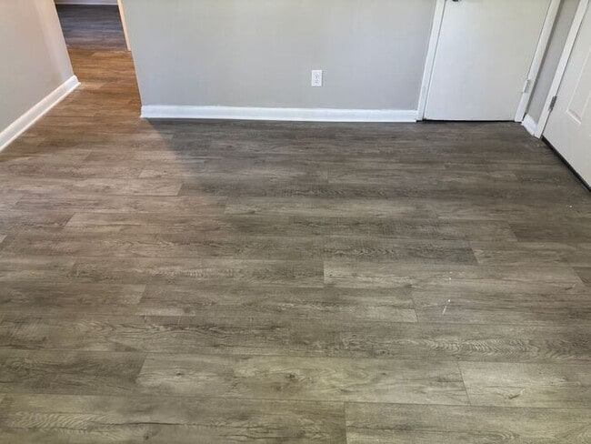Building Photo - Comfortable Living in a Cozy 2-Bedroom Dup...