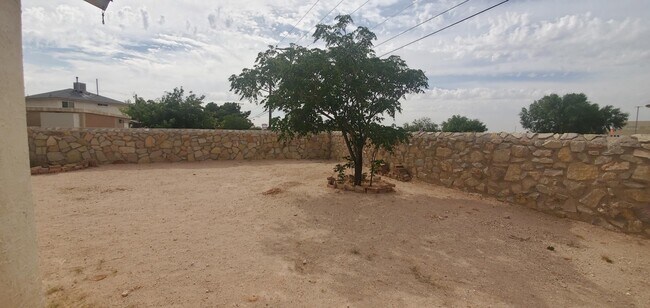 Building Photo - 3400 Tierra Cromo Rd