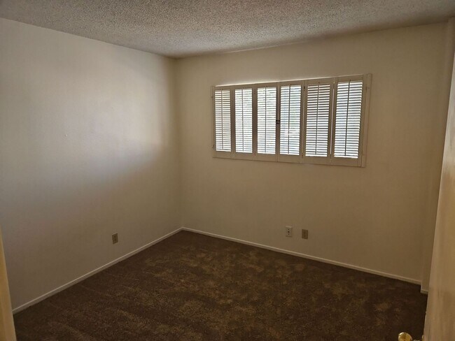 Building Photo - Spacious 4-Bedroom Home with Large Backyard & Covered Patio!