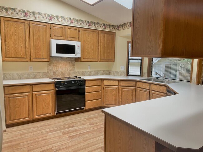 Building Photo - Charming Rambler 3-Bed/2-Bath Available Now!