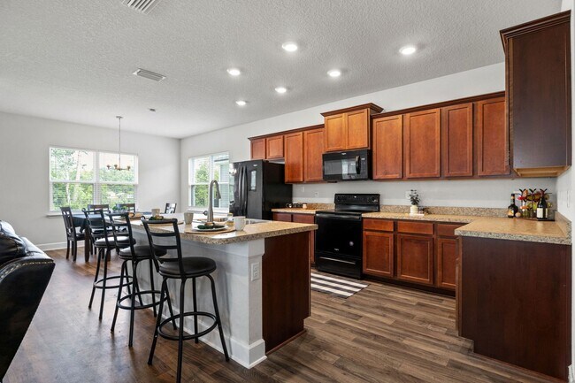Building Photo - Stunning single-family 4bed/2.5 bath home