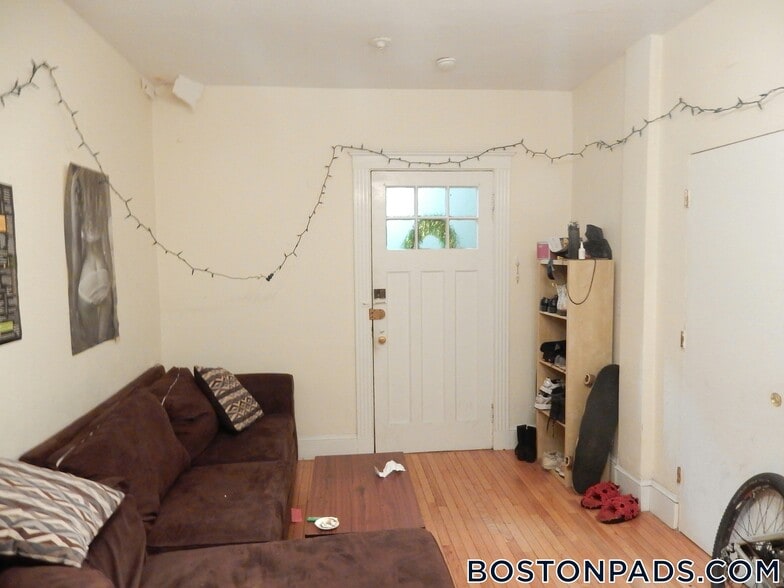 Building Photo - 322 St Paul St