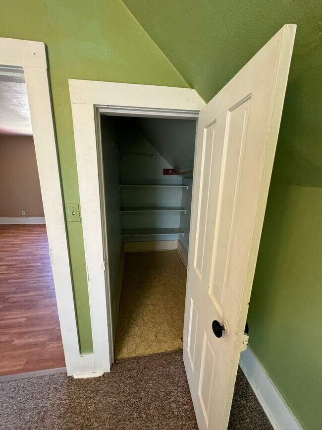 Building Photo - 605 N State St