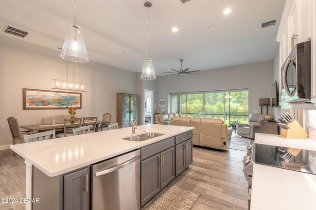 Building Photo - 205 Cyan Ave