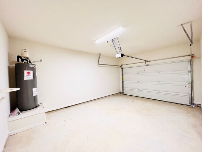Building Photo - 10322 Lynwood Vlg