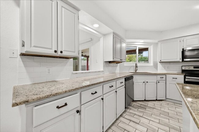 Building Photo - 5025 Romford Dr