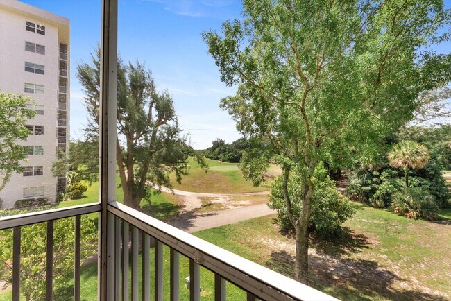 Building Photo - 3200 N Palm Aire Dr