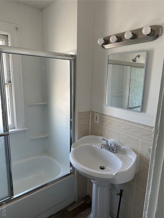 Building Photo - 6507 Leschen Ave