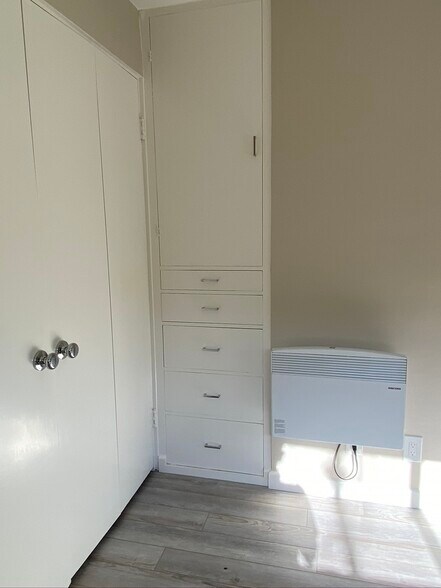 Built in closets - 256 Termino Ave