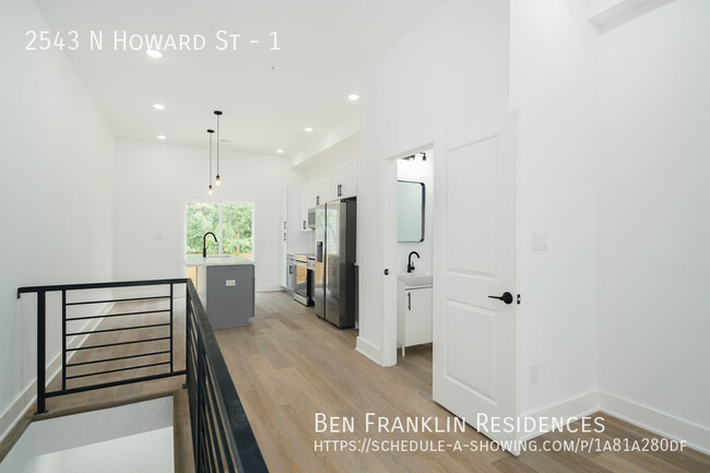 Building Photo - Awesome Bi-Level Apartment in West Kensington