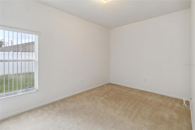 Building Photo - 325 Azincourt Ln