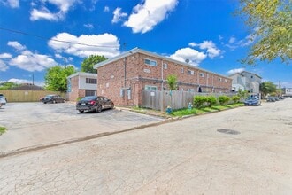 Building Photo - 2011 Marshall St