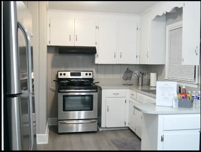 Building Photo - 6718-6720 Woodstream Duplex