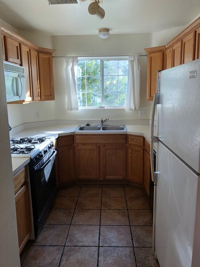 Building Photo - Close to Hospital Hill! 3 Bed/2 Bath Condo...