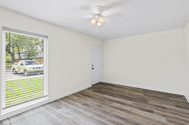 Building Photo - "Charming 2-Bedroom Townhouse Retreat with...