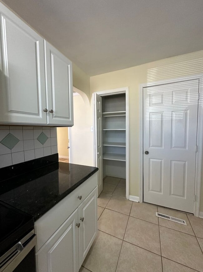 Building Photo - Malibu-4 Bedroom 2 Bath Single Family home