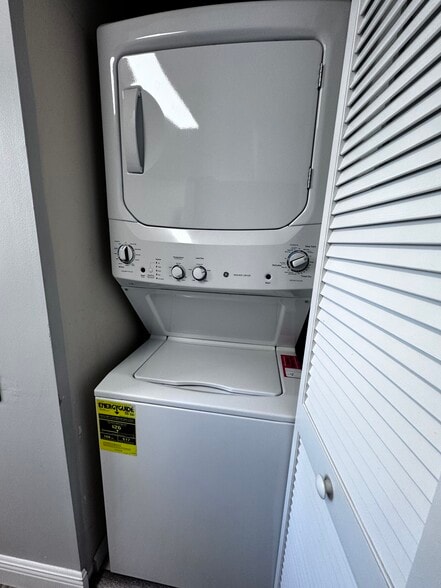 Washer/dryer - 101 SE Ocean Blvd