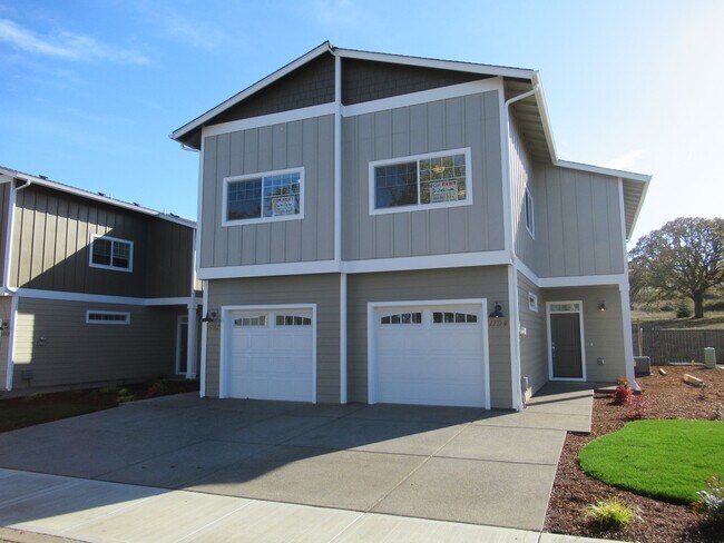 Primary Photo - Large Duplex in South Salem!