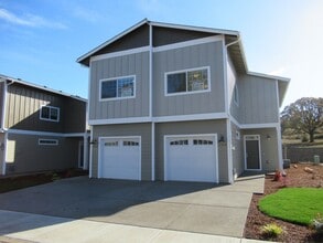 Building Photo - Large Duplex in South Salem!