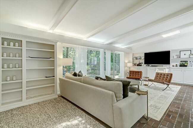 Building Photo - 2136 Pelham Dr