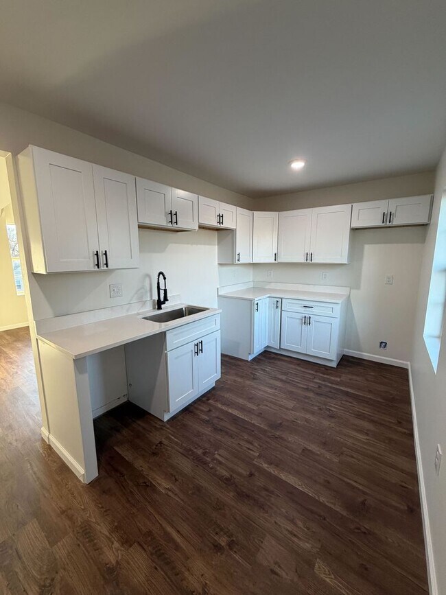 Building Photo - 2080 E 5th Ave