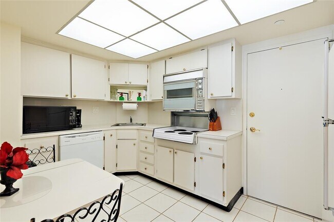 Building Photo - 4010 Galt Ocean Dr