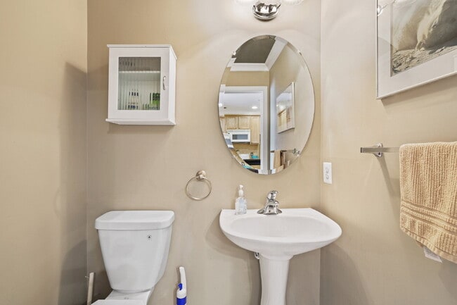 Building Photo - Spacious, Private AND Convenient 2-Level C...