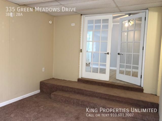 Building Photo - 335 Green Meadows Dr