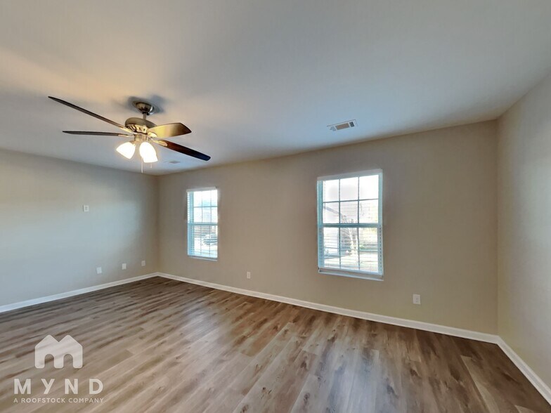 Building Photo - 828 Lake Chase