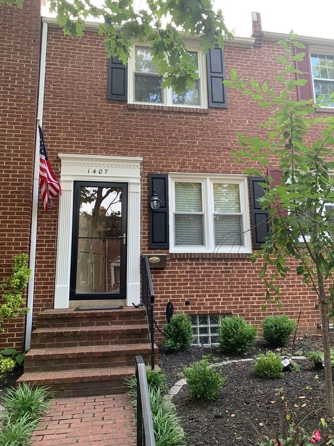 Building Photo - Charming Trolley Area Brick Townhome