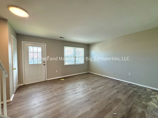 Building Photo - Coming soon* Cute Townhouse between Woodbr...