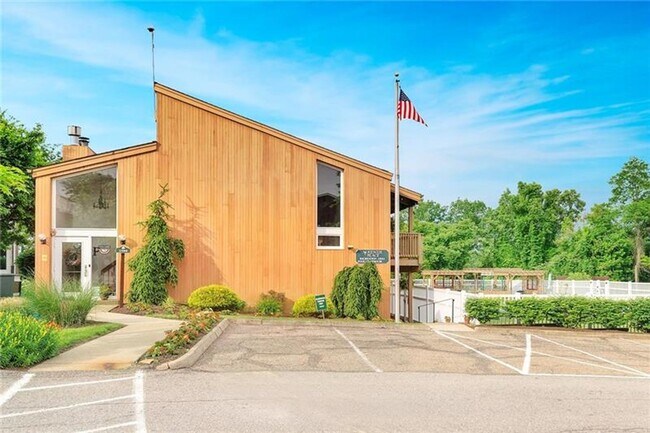 Building Photo - two bedroom two bath condo in Robinson Tow...