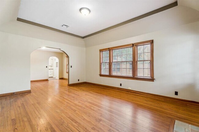 Building Photo - 308 E 5th St