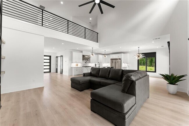 Building Photo - 151 S Pointe Dr