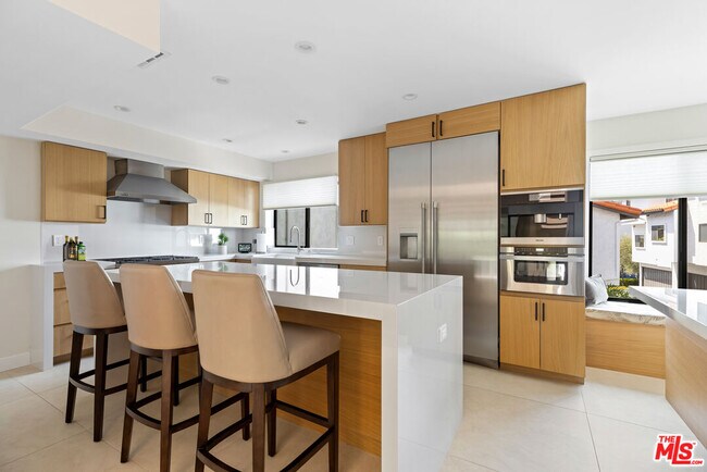 Building Photo - 1549 Palisades Dr