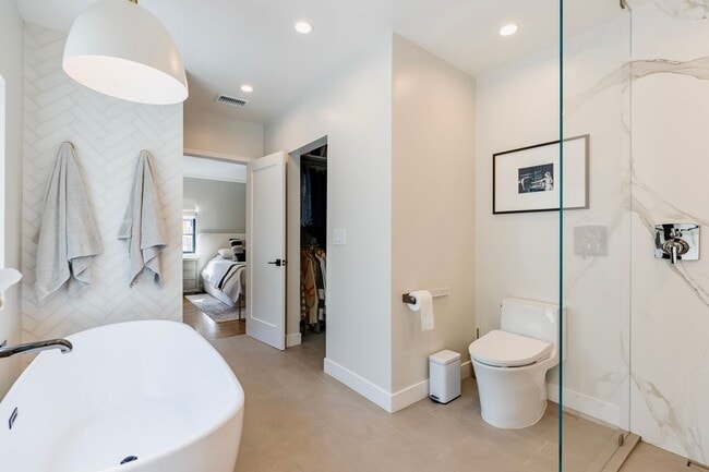 Building Photo - S of the Blvd - upgraded 4+3 w/pool + views!