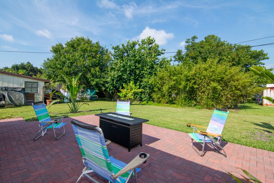 Building Photo - 1441 5th Ct