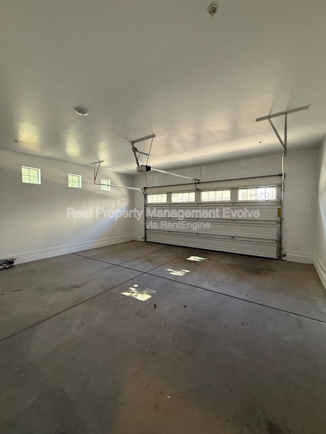 Building Photo - 4064 E Pony Ln