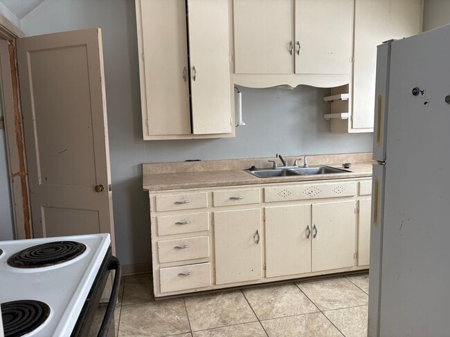 Building Photo - Upper Vienna