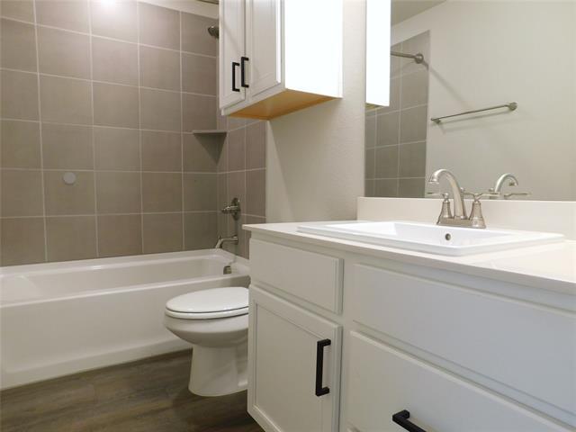 Building Photo - 2229 Davenport Dr