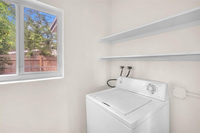 Building Photo - 5133 NE 18th Terrace