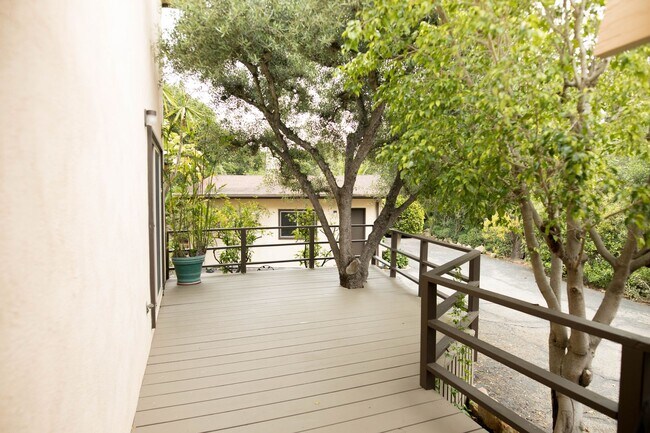 Building Photo - 3 Bedroom 2 Bathroom Home in Mission Canyon