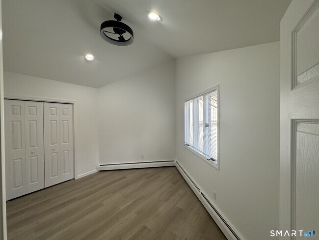 Building Photo - 4 Earls Ct