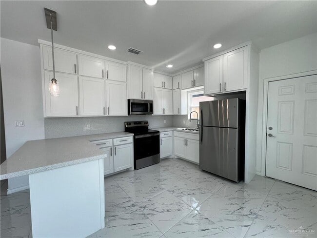 Building Photo - 15 Selena St