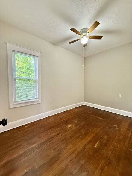 Building Photo - 5822 Lawn Ave